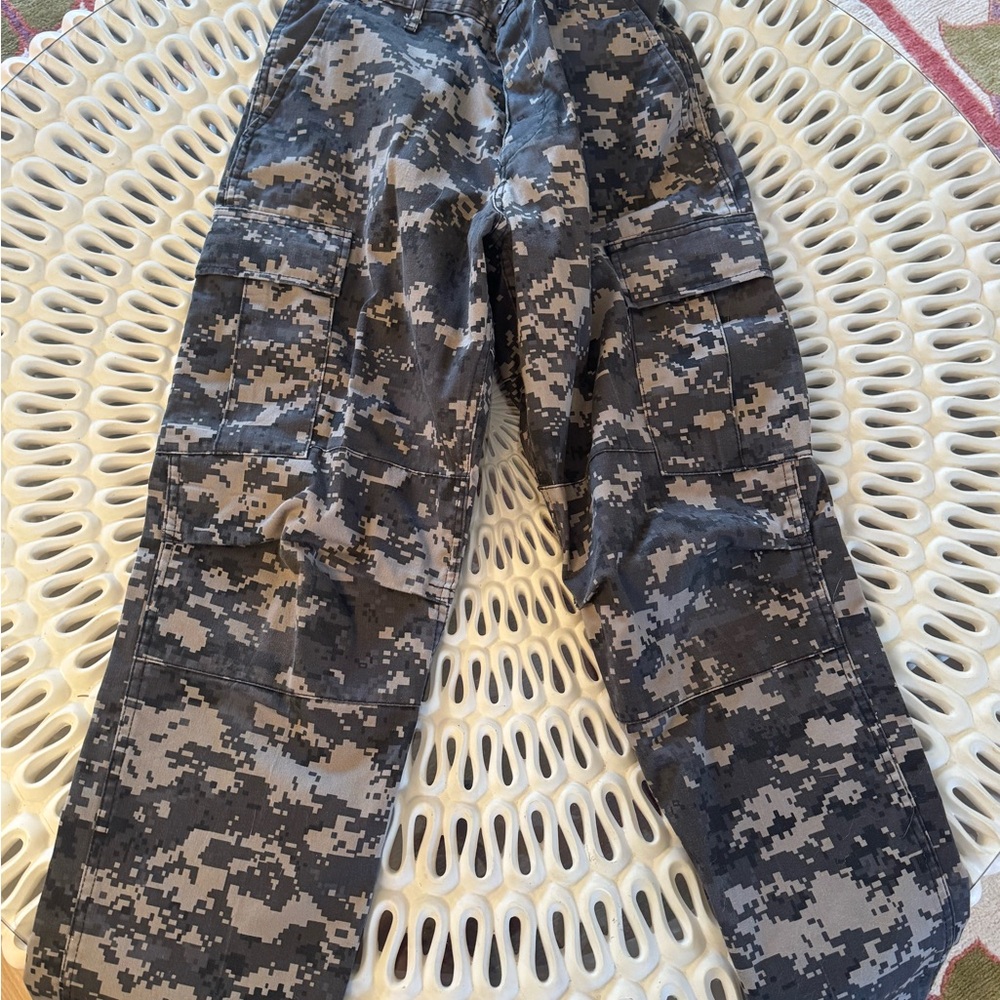 Digital Camo Men's Cargo Pants. Fits waist 28-31.